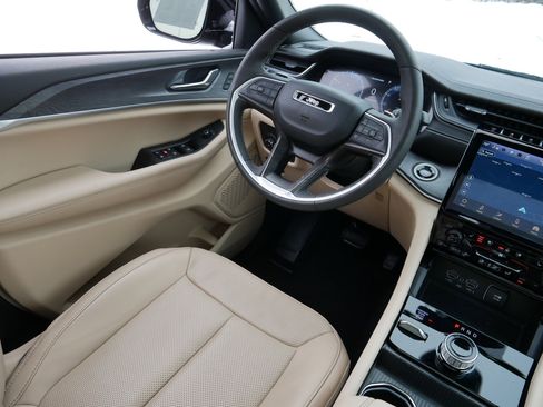 Certified 2024 Jeep Grand Cherokee L Limited w/ Luxury Tech Group II image 9