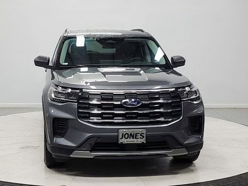 Used 2025 Ford Explorer Active AWD/4WD image 2