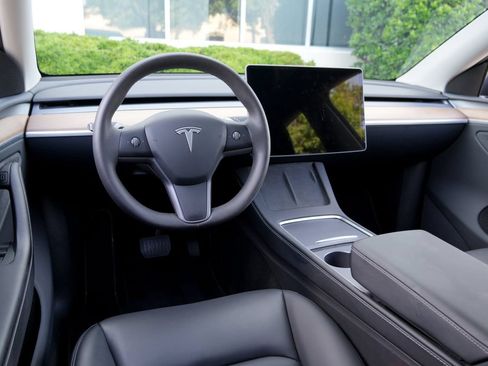 Used 2025 Tesla Model Y Long Range RWD image 5