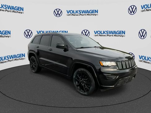 Used 2020 Jeep Grand Cherokee Altitude AWD/4WD image 2