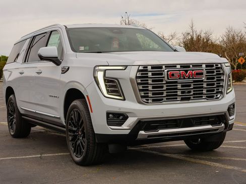 New 2026 GMC Yukon XL Denali w/ Sun & Power Step Package AWD/4WD image 5
