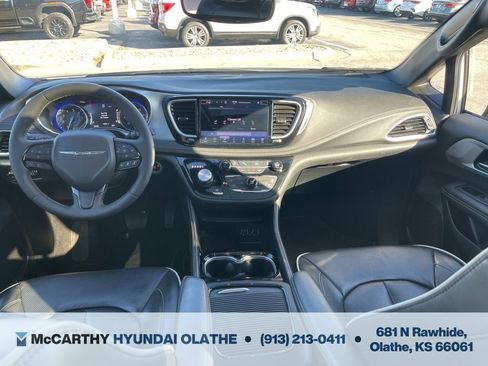 Used 2025 Chrysler Pacifica Limited FWD image 3