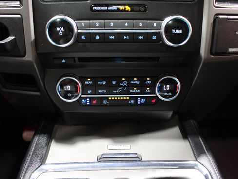 Used 2018 Ford Expedition XLT w/ Equipment Group 202A AWD/4WD image 18