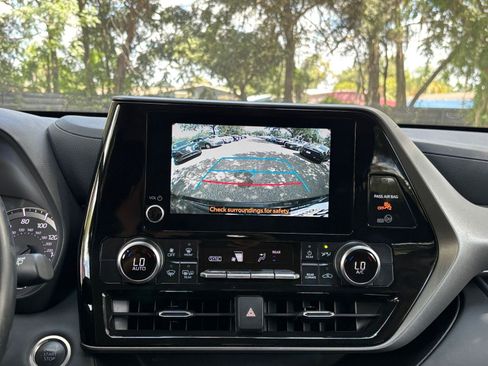 Used 2025 Toyota Highlander LE FWD image 17