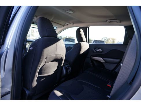 Used 2017 Jeep Cherokee Latitude image 18