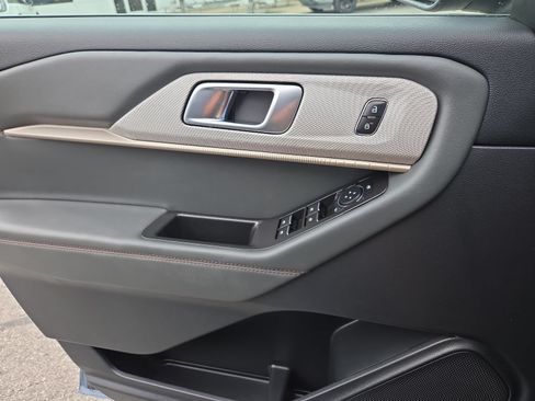 Used 2025 Ford Explorer Active AWD/4WD image 25
