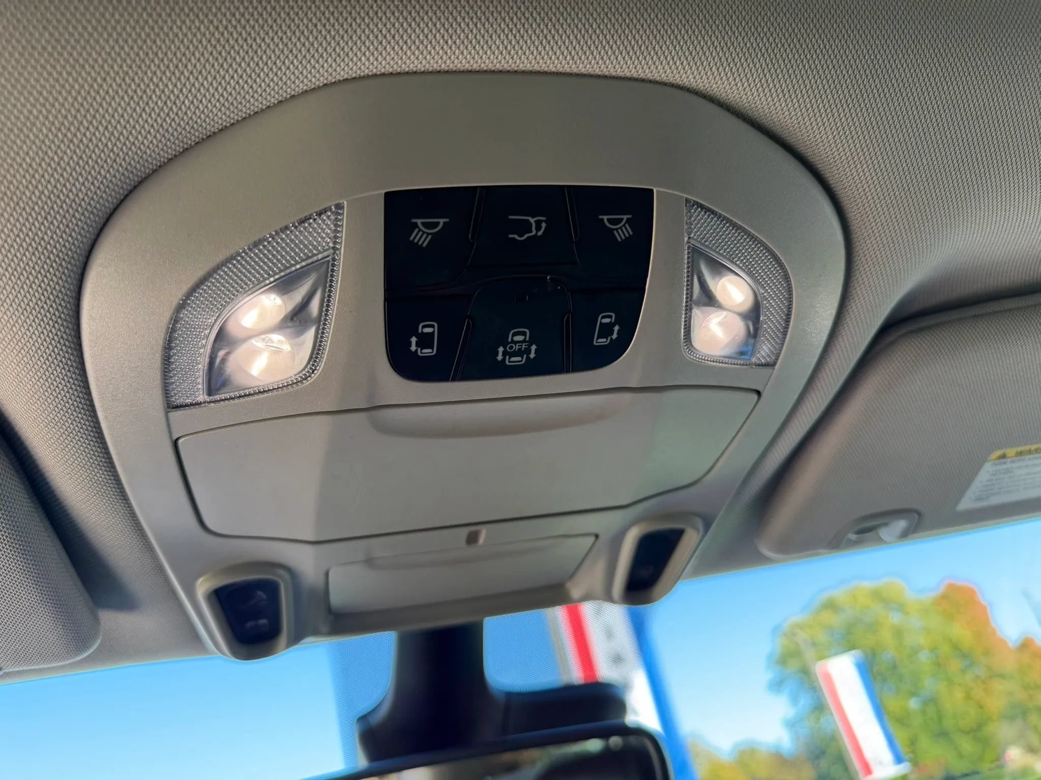 Used 2023 Chrysler Pacifica Limited w/ Uconnect Theater Family Group FWD image 33