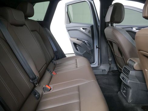 Used 2025 Audi Q4 e-tron Premium Plus w/ Premium Plus image 19