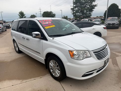 Used 2014 Chrysler Town & Country Limited w/ Trailer Tow Group FWD image 2