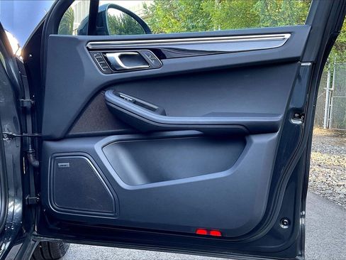 Certified 2025 Porsche Macan image 29