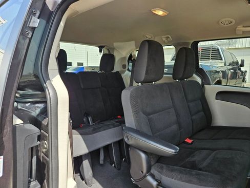 Used 2019 Dodge Grand Caravan SE w/ UConnect Hands-Free Group FWD image 18