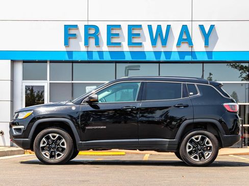 Used 2017 Jeep Compass Trailhawk w/ Navigation Group AWD/4WD image 2