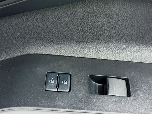 Used 2023 Toyota Highlander L image 29