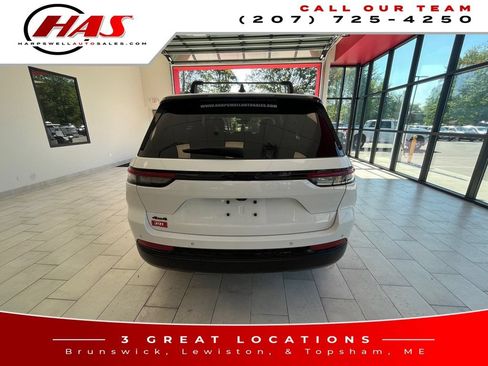 Used 2024 Jeep Grand Cherokee Altitude AWD/4WD image 5