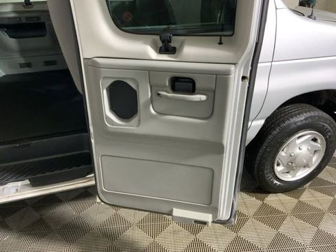 Used 2010 Ford E-350 and Econoline 350 XLT RWD image 30