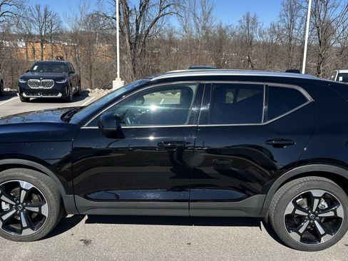 Used 2022 Volvo XC40 T5 Momentum w/ Premium Package image 7