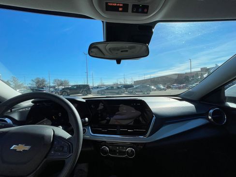 Used 2025 Chevrolet Trax LT image 31