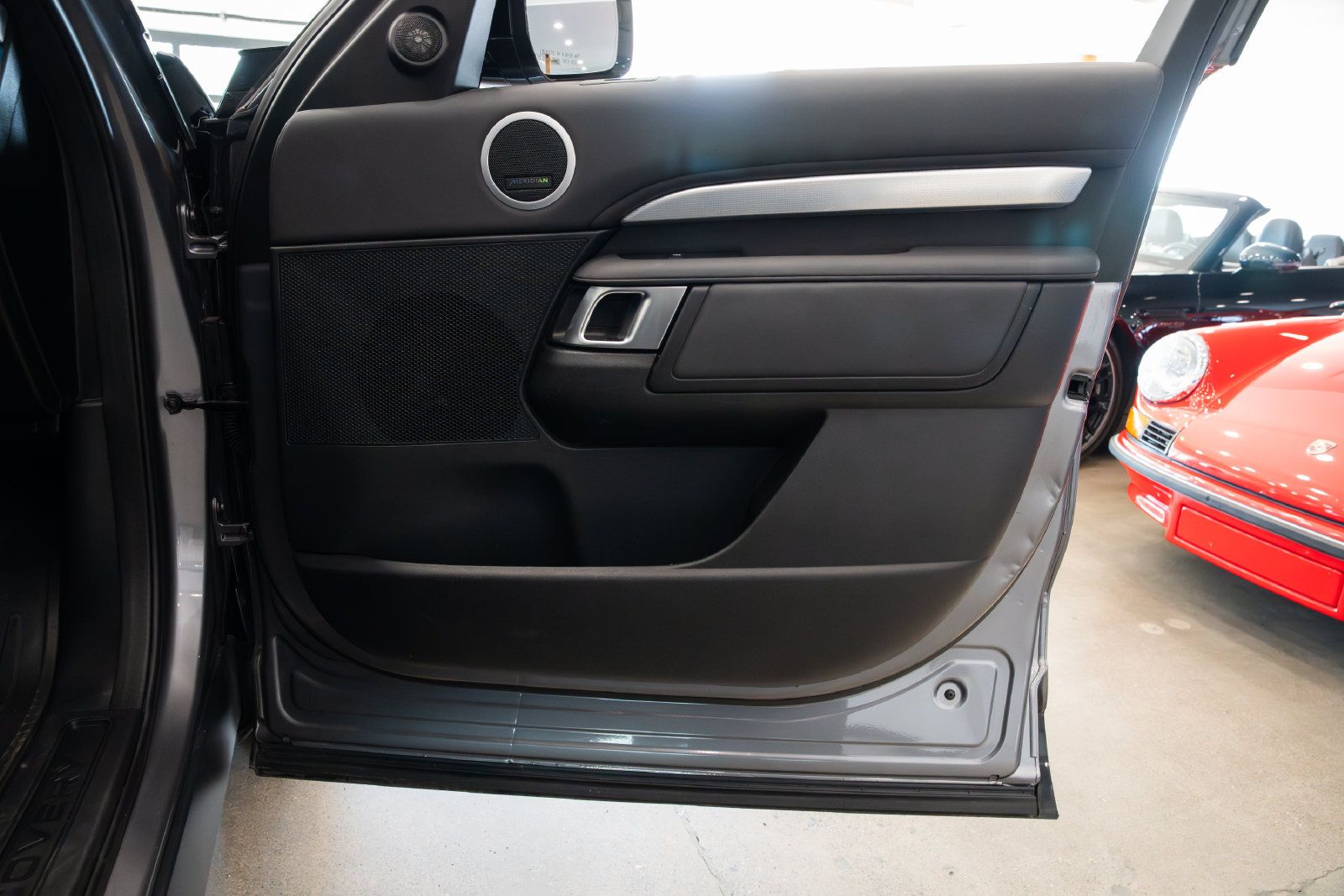 Used 2020 Land Rover Discovery Landmark AWD/4WD image 26