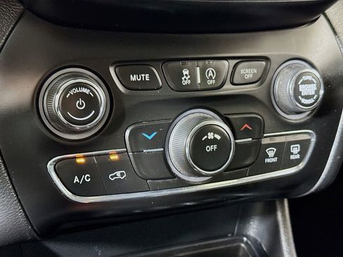 Used 2019 Jeep Cherokee Latitude w/ Popular Appearance Group image 14