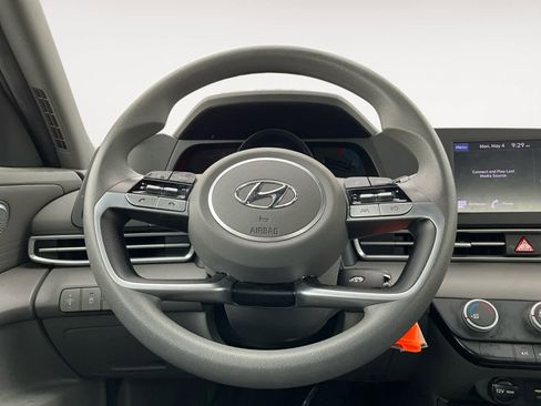 Used 2022 Hyundai Elantra SE FWD image 10