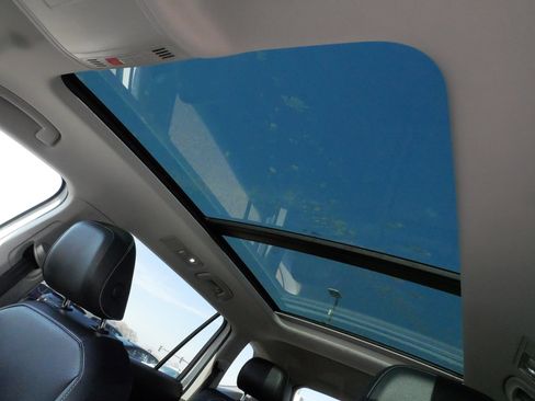 Certified 2024 Volkswagen Tiguan SE w/ Panoramic Sunroof Package image 31