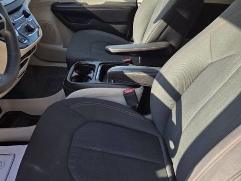 Used 2018 Chrysler Pacifica Touring Plus w/ Tire & Wheel Group image 7