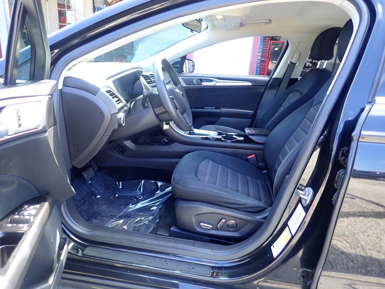 Used 2016 Ford Fusion SE FWD image 8