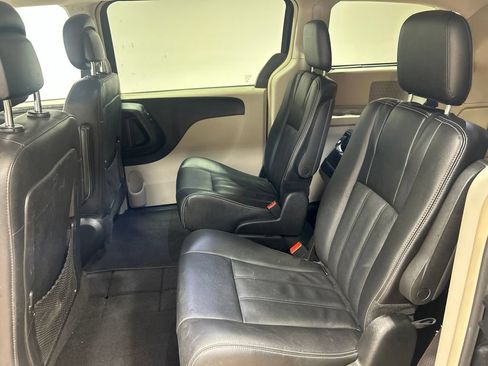 Used 2014 Chrysler Town & Country Touring FWD image 15