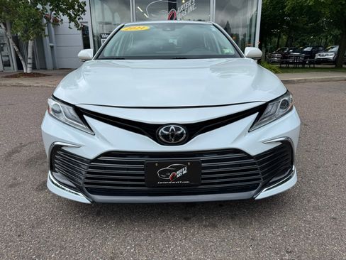 Used 2021 Toyota Camry XLE image 3