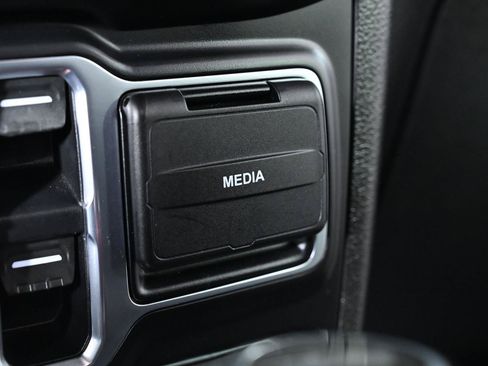 Used 2020 Jeep Wrangler Unlimited Sahara AWD/4WD image 17
