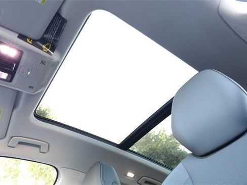 New 2025 Volkswagen Tiguan SE image 9