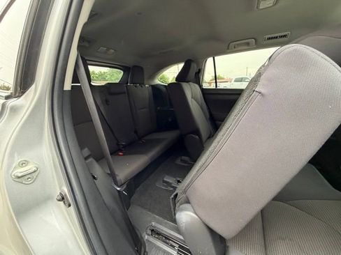Used 2024 Toyota Highlander LE AWD/4WD image 19
