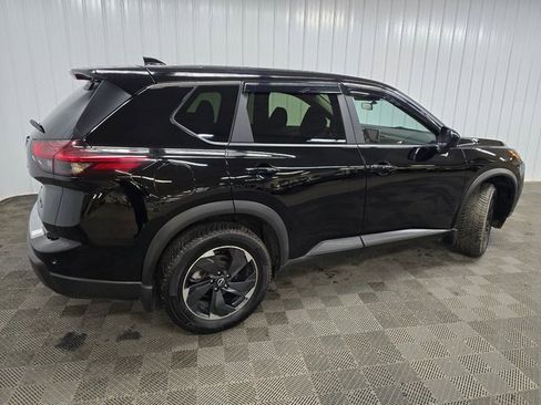 Used 2024 Nissan Rogue SV image 3