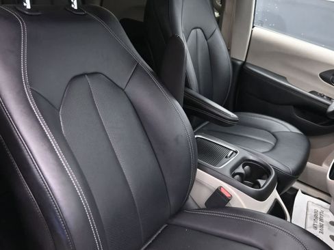 Used 2024 Chrysler Pacifica Touring-L FWD image 24