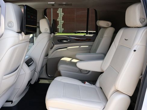 Used 2024 Cadillac Escalade ESV Sport Platinum w/ LPO, ONYX Package AWD/4WD image 27
