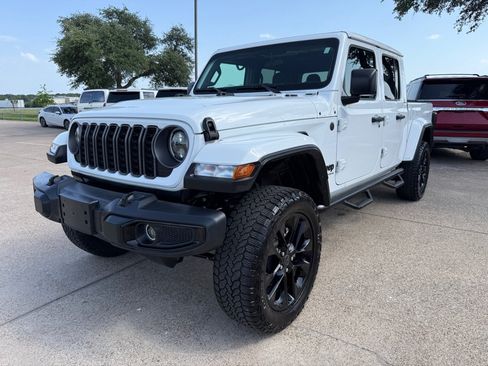 Used 2025 Jeep Gladiator Sport AWD/4WD image 3