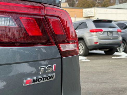 Used 2018 Volkswagen Tiguan SE w/ Panoramic Sunroof Package image 6