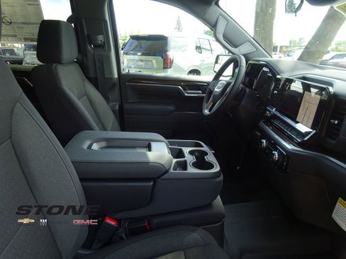 New 2026 GMC Sierra 1500 SLE image 17
