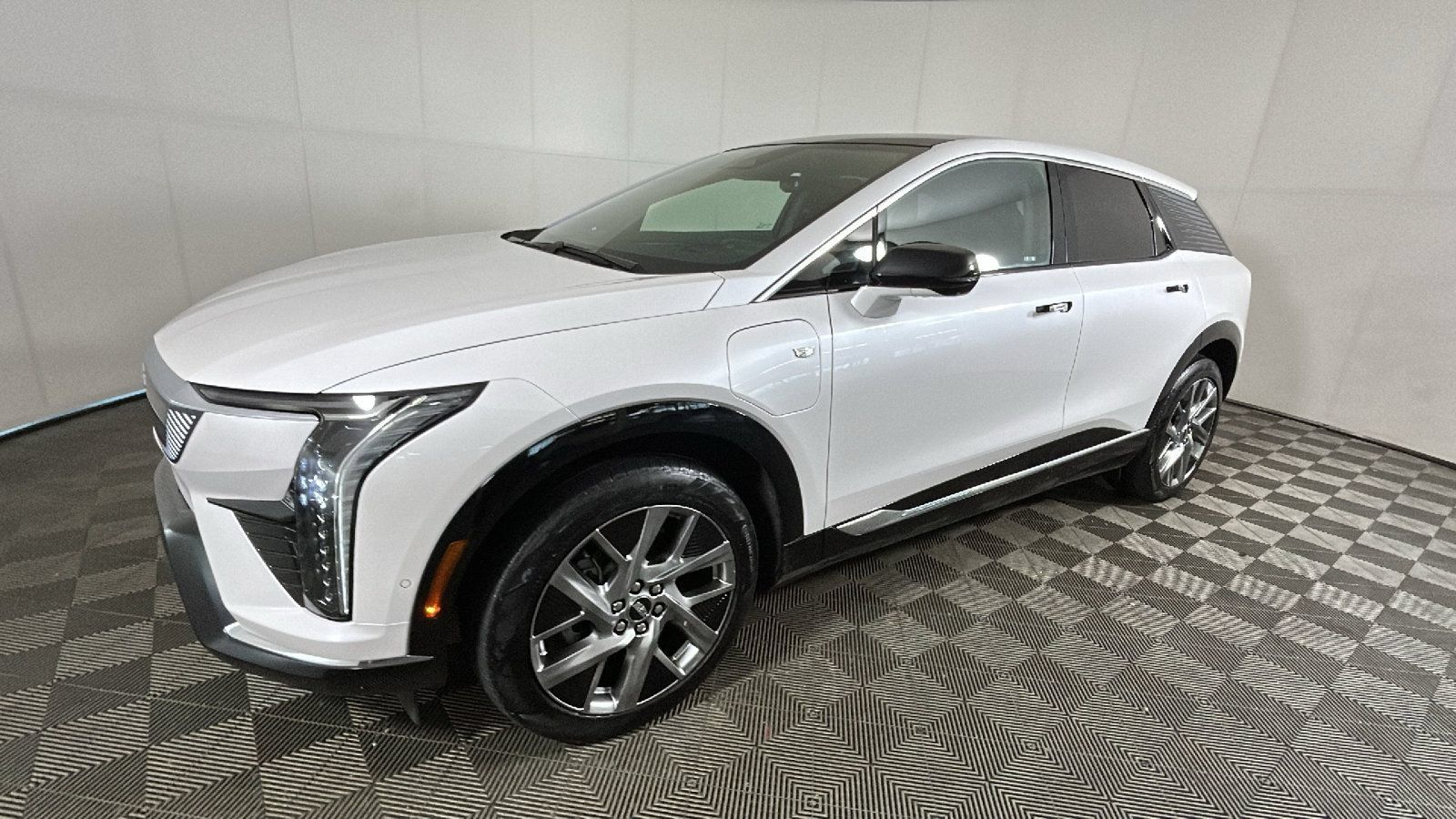 Used 2025 Cadillac Optiq Luxury 2 w/ LPO, Floor Liner Package AWD/4WD image 8
