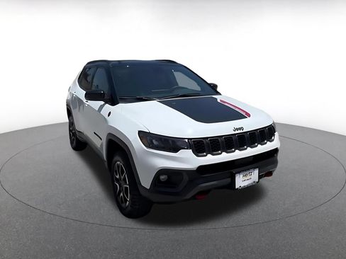 Used 2025 Jeep Compass Trailhawk AWD/4WD image 3