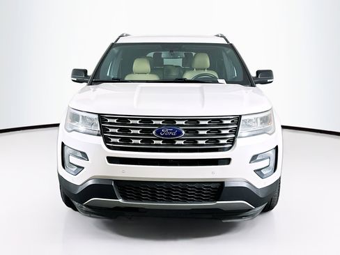 Used 2016 Ford Explorer XLT w/ Equipment Group 202A FWD image 2