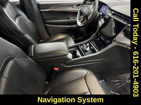 Used 2024 Jeep Grand Cherokee Limited w/ Luxury Tech Group II image 4