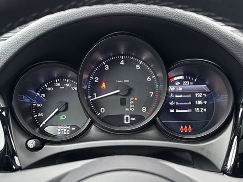 Certified 2024 Porsche Macan image 17