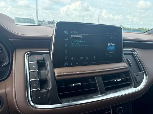Used 2024 Chevrolet Suburban High Country AWD/4WD image 8