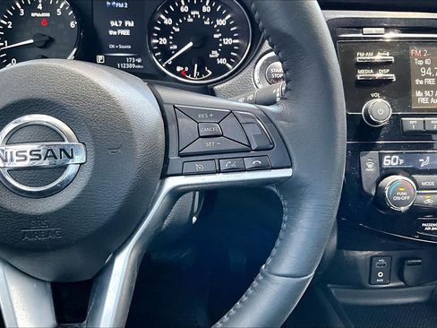 Used 2017 Nissan Rogue SV FWD image 25