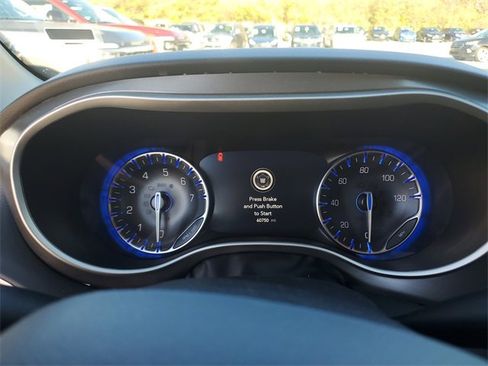 Used 2024 Chrysler Pacifica Touring-L image 15