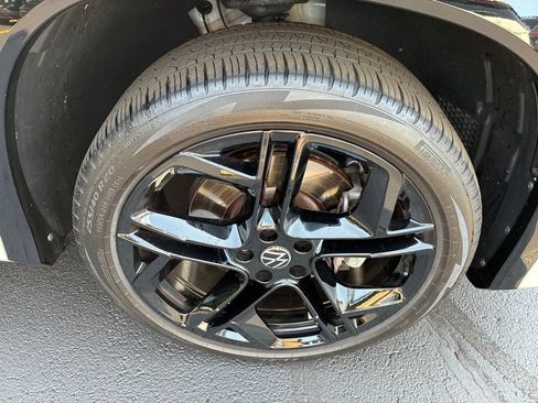 Used 2025 Volkswagen Tiguan SE R-Line AWD/4WD image 9