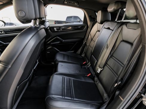 Used 2020 Porsche Cayenne S image 37