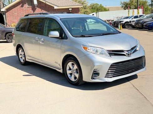 Used 2019 Toyota Sienna LE image 3