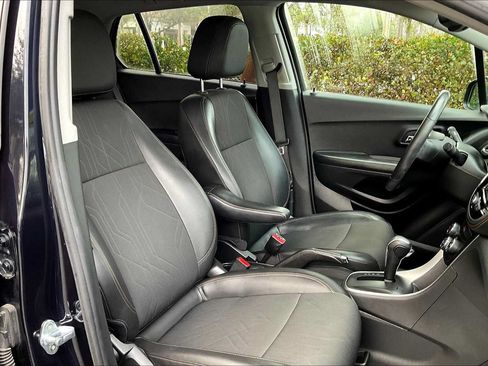 Used 2022 Chevrolet Trax LT w/ LT Convenience Package FWD image 8